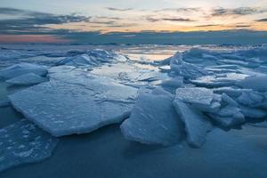 baltic hav kust i vinter- med is på solnedgång foto