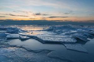 baltic hav kust i vinter- med is på solnedgång foto