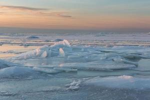 baltic hav kust i vinter- med is på solnedgång foto