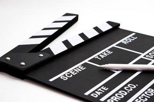 clapperboard eller film skiffer svart Färg och markör penna på vit bakgrund. bio industri, video produktion och filma begrepp. foto