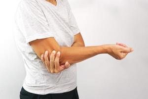 kvinna lidande från armbåge smärta på vit bakgrund. sjukvård och kontor syndrom begrepp. foto