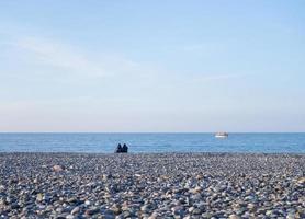 par på de vår sten strand. semester på de strand. avslappning på hav. klippig stranden. sten strand. båtar på de vatten foto