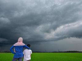 tittar på de närmar sig storm moln foto