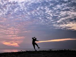 morgon- joggare förbi de strand foto