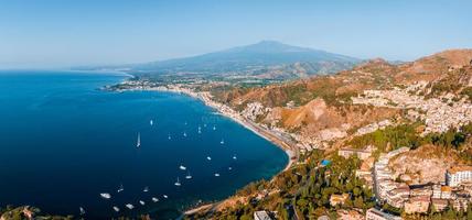 panorama- antenn se av isola bella ö och strand i taormina. foto