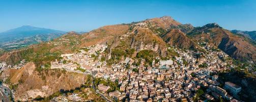 panorama- antenn se av isola bella ö och strand i taormina. foto