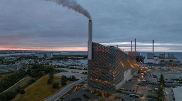 värme och kraft avfall till energi växt och en sporter parkera i köpenhamn foto