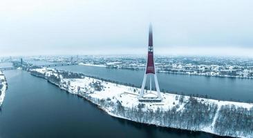 antenn panorama av riga TV torn under vinter- och molnig dag i lettland. foto