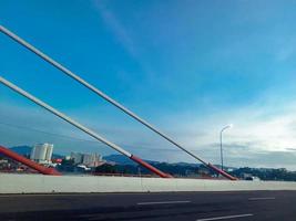skön blå himmel på väg pasupati bro med stadsbild morgon- vibrafon foto