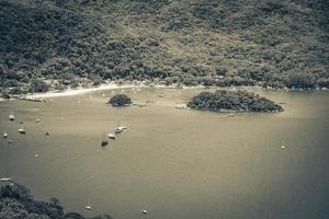 stor tropisk ö ilha grande abraao beach panorama brazil. foto