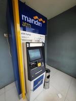 jakarta, indonesien i juli 2022. detta är en Foto av ett automatiserad kassör maskin eller Bankomat från Bank mandiri.