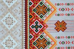 traditionell ukrainska folk konst stickat broderi mönster på textil- tyg foto