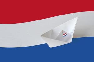 nederländerna flagga avbildad på papper origami fartyg närbild. handgjort konst begrepp foto