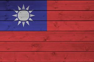 taiwan flagga avbildad i ljus måla färger på gammal trä- vägg. texturerad baner på grov bakgrund foto