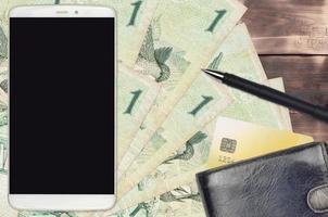 1 brasiliansk verklig räkningar och smartphone med handväska och kreditera kort. e-betalningar eller e-handel begrepp. uppkopplad handla och företag med bärbar enheter foto