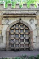 gammal stil trä- dörr från medeltida epok. ingång till ett antik plats foto