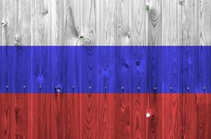 ryssland flagga avbildad i ljus måla färger på gammal trä- vägg. texturerad baner på grov bakgrund foto