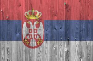 serbia flagga avbildad i ljus måla färger på gammal trä- vägg. texturerad baner på grov bakgrund foto