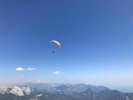 skärmflygning med skön clouds bakgrund foto