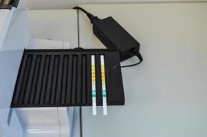 stänga upp händer av en forskare i de laboratorium mätning ph av de prov suspension förbi elektronisk ph meter foto