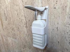 vägg hand pump desinfektionsmedel tvål gel dispenser. hand tvättning och Bra hygien till förhindra förorening från coronavirus virus och Övrig bakterier. ppe. foto