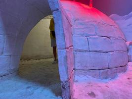 ingång till de snö grotta - igloo eskimo hus foto