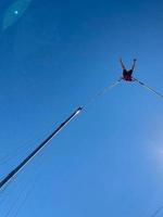 bungee hoppar, extrem och roligt sport foto