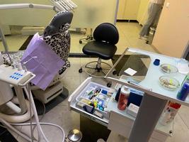 dental kontor med tandläkare stol och dental verktyg foto