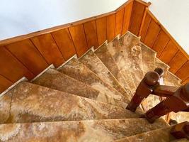 marmor trappa med trappa i lyx hall foto