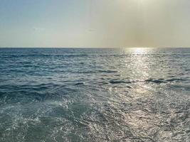 vågor, stänk av vatten på de strand på de hav på semester i en turist värma östra tropisk Land sydlig paradis tillflykt på semester. de bakgrund foto