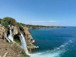 falls släppa av en klippig klippa faller från handla om 40 m in i de medelhavs hav i Fantastisk vatten moln. turism och resa destination Foto i antalya, Kalkon