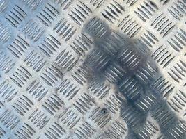järn krom skinande metall textur med skåror halkskydd industriell. de bakgrund foto