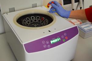 skön runda centrifug för testa rör och kolvar i en medicinsk kemisk forskning laboratorium foto
