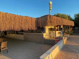 mellanmål bar med snacks och mjuk drycker och en halmtak tak på de strand i en hotell i en värma östra tropisk Land sydlig paradis tillflykt. de bakgrund foto