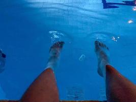 manlig fötter på simning slå samman bakgrund foto