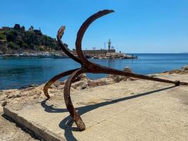 gammal stor rostig ankare på de pir i portovenere, liguria, Italien foto