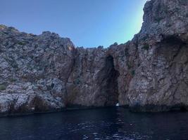 grotta boca do inferno i Cascais, portugal. farlig grotta med stark vågor foto