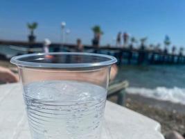 cocktail dryck i främre av sommar hav och himmel bakgrund foto