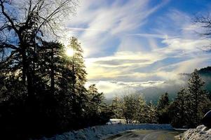 vinter- solnedgång i de bergen av idyllvild ovan de moln. foto