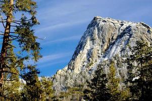 snöig berg topp av mt. tahquitz i idyllvild, kalifornien på en skön solig dag. foto