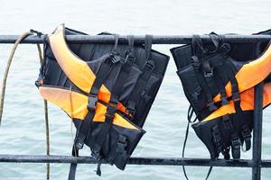 liv jackor för turister i flottar foto