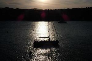 segelbåt segling i de medelhavs hav, lugna vattnen foto