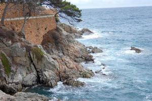 medelhavs kustlinje med stenar i de katalansk område, Spanien foto