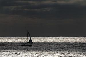 segelbåt segling i de medelhavs hav, lugna vattnen foto