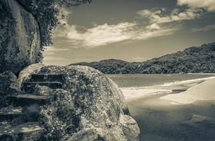 stora tropiska ön ilha grande praia de palmas beach brazil. foto