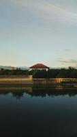 trä- hus på de Strand av sjö limboto, gorontalo-indonesien foto