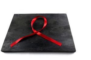 rött hjälpband på gammal träbakgrund foto