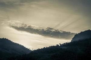 vacker färgglad soluppgång över bergen angra dos reis brazil. foto