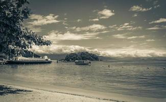 den stora tropiska ön ilha grande abraao beach brazil. foto