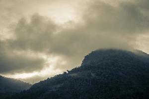 vacker soluppgång över bergen angra dos reis brazil. foto